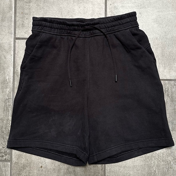 Lululemon Scuba High Rise Shorts 5”, Size 4 - Picture 2 of 5